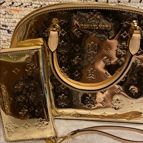 MK Gold metallic Satchel and matching wristlet - Picture 2 of 7